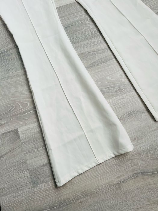 Білі брюки кльош Boohoo