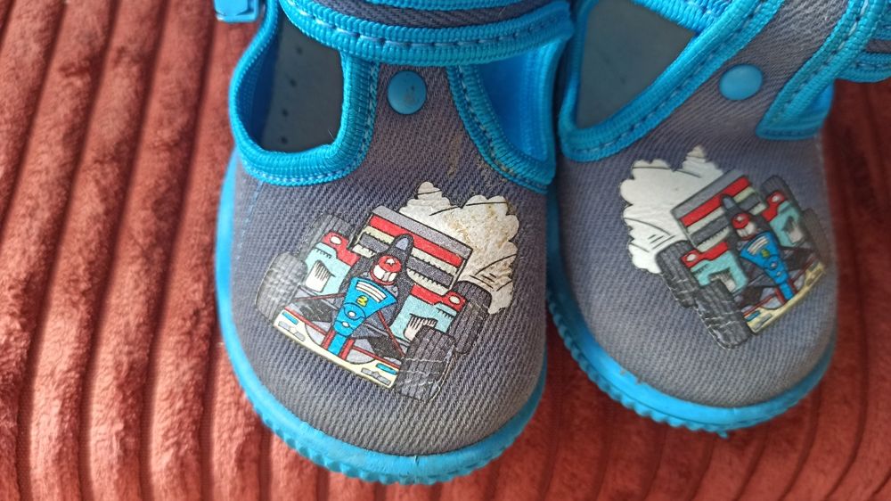 Sandałki buty chłopięce 21 niebieskie auta