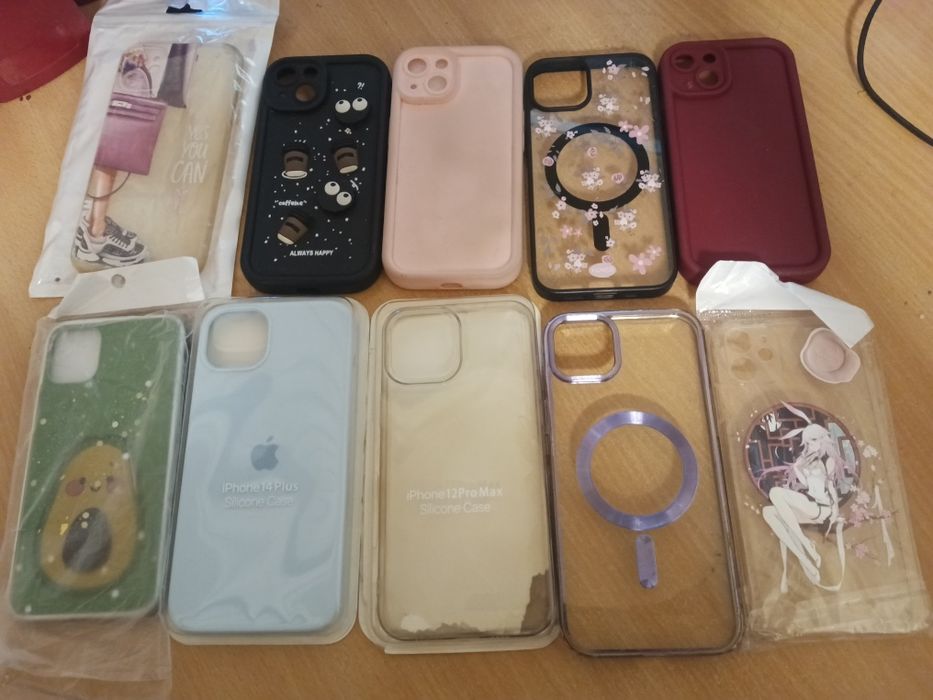 Набір чохлів для айфонів.