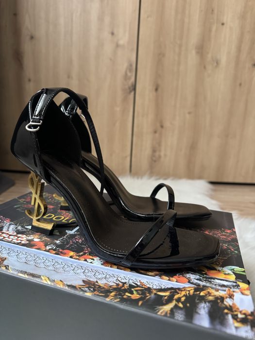 Жіночі босоніжки ysl в наявності