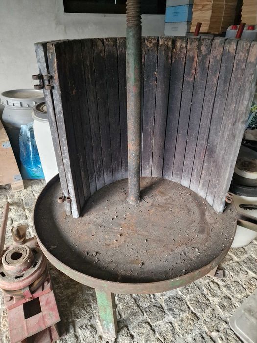 Prensa e Relador de uvas com motor