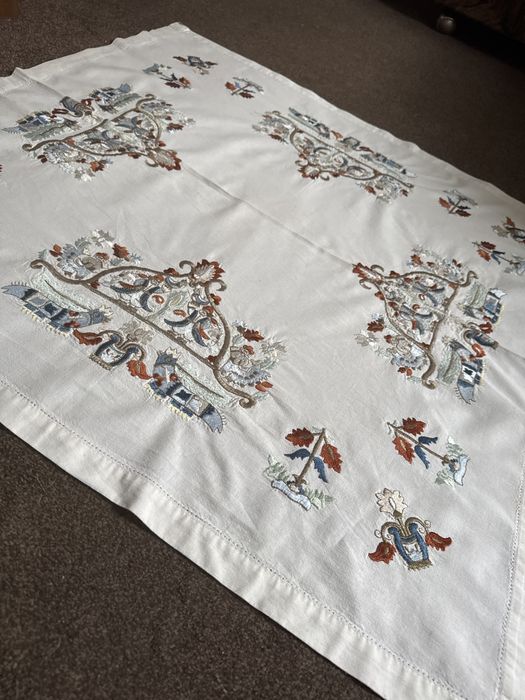Obrus haftowany  do prywatnych kolekcji