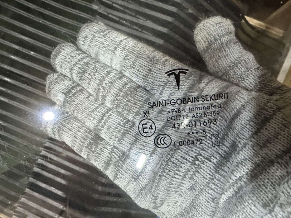 Стекло левое правое переднее двойное полторашное новое Tesla Y