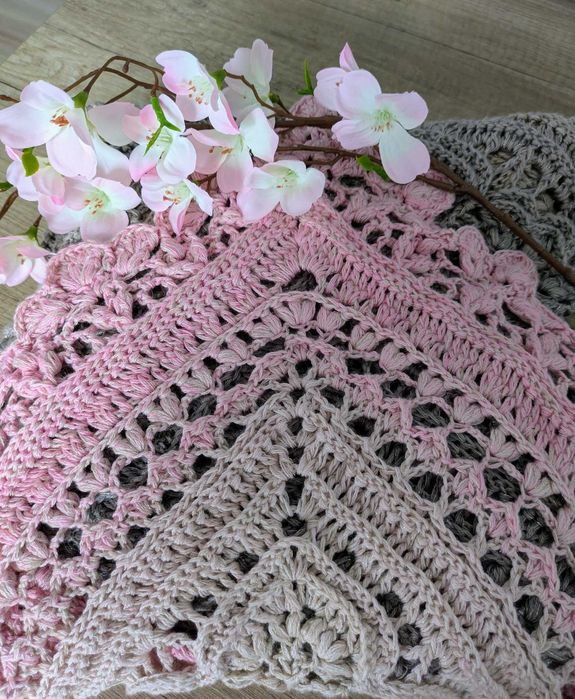 Bardzo duża chusta zrobiona szydełkiem