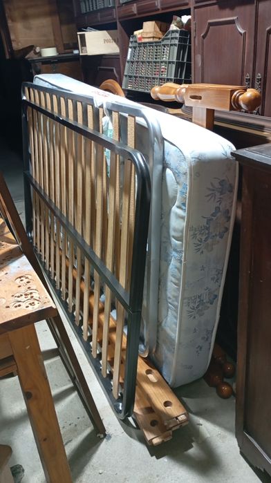 Cama de solteiro usada