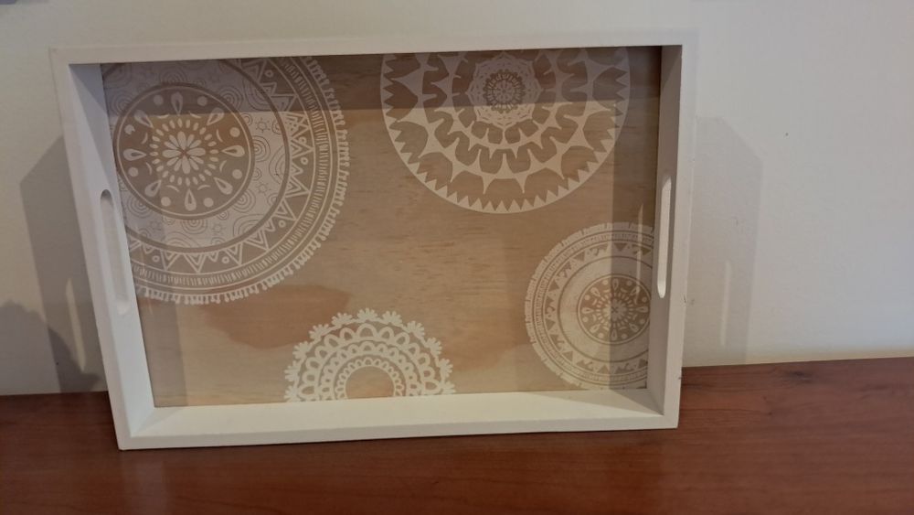 Tabuleiro branco com motivos redondos ideal para café ou chá