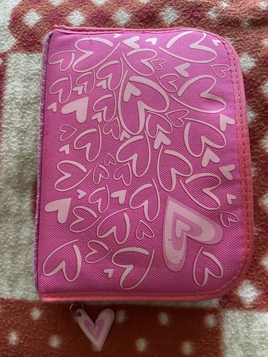 Piórnik różowy w serduszka z futerkiem kredki gratis