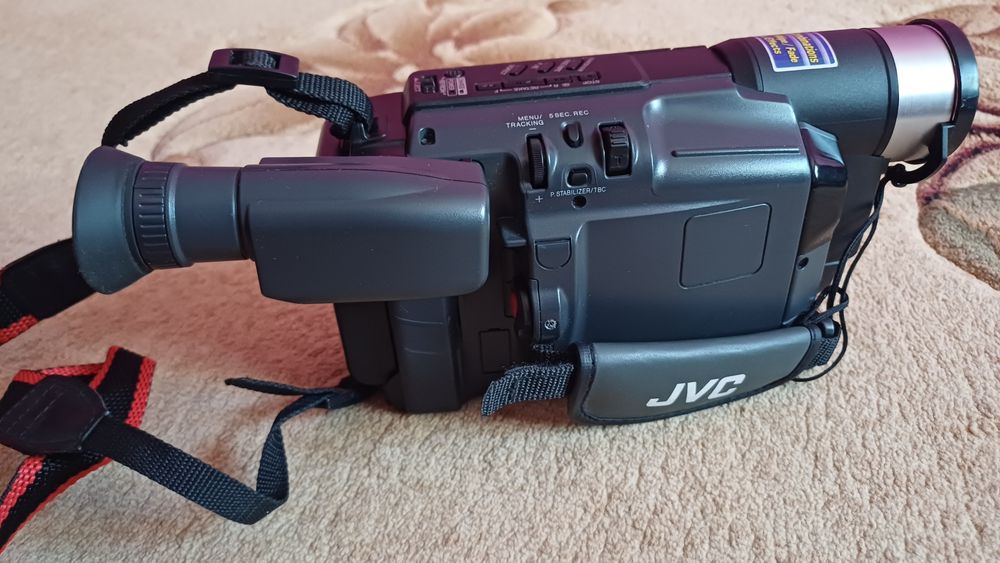 Відеокамера JVC GR-FX14 на касетах VHS-C.