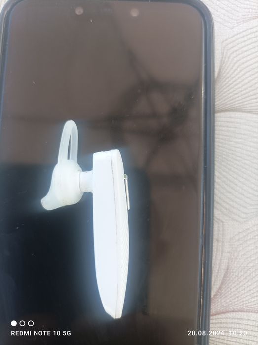Biała słuchawka Bluetooth