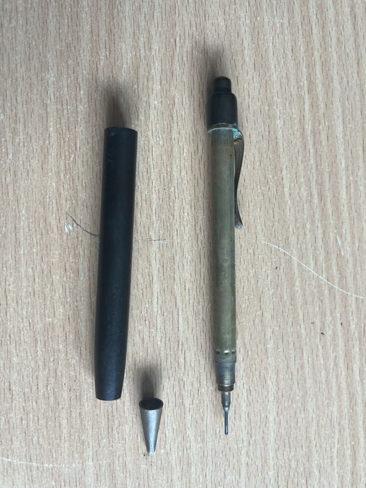 Metalowy ołówek.
