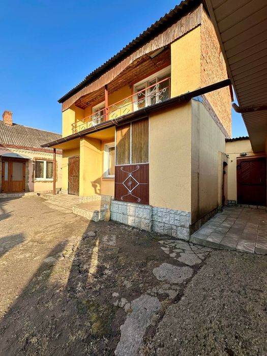 Два будинки у м. Луцьк на ділянці 16 соток