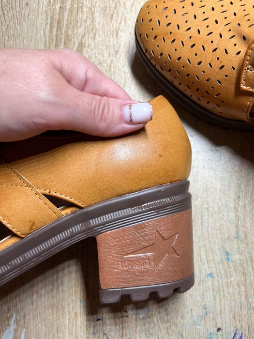 Босоніжки закриті