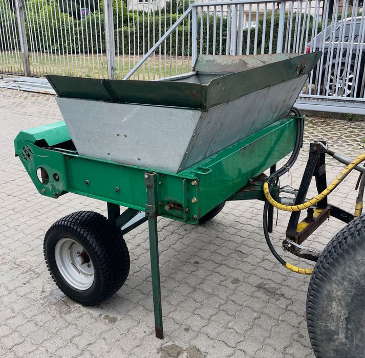 Piaskarka do trawnika, boisk i pól golfowych Cushman TD1500 Top Dresser