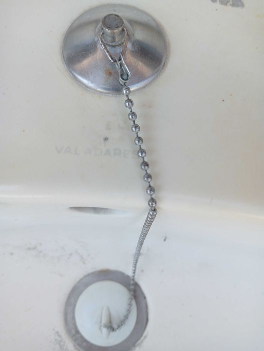 Valadares Sanitary Ware in Perfect Condition426077694807265284