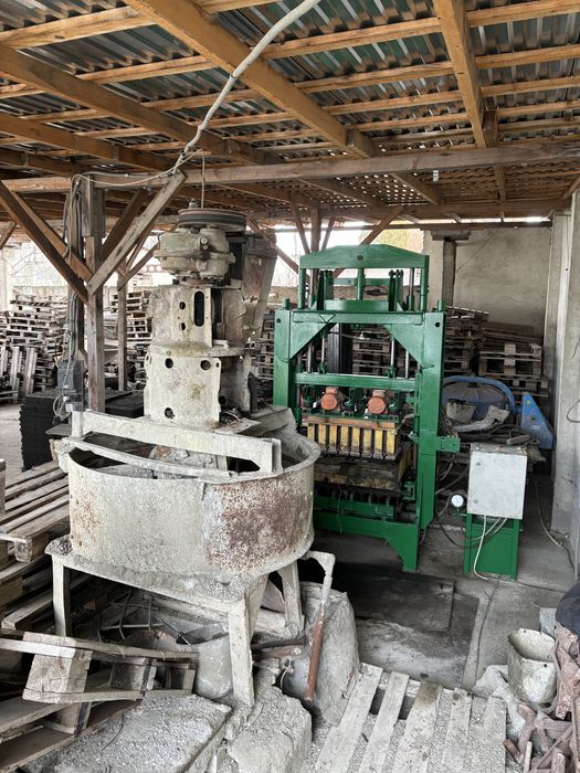 Вібропрес для виготовлення бетоних блоків та тротуарноі плитки