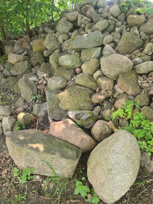 Kamienie głazy ciosane fundamentowe.