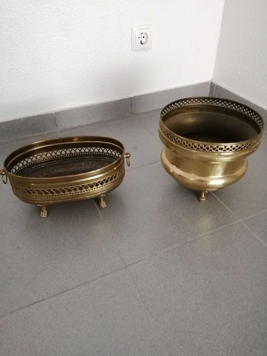 Centro de mesa redondo e outro oval, em latão (vintage)