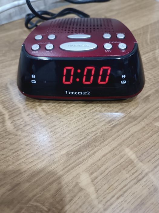 Relógio despertador com rádio digital