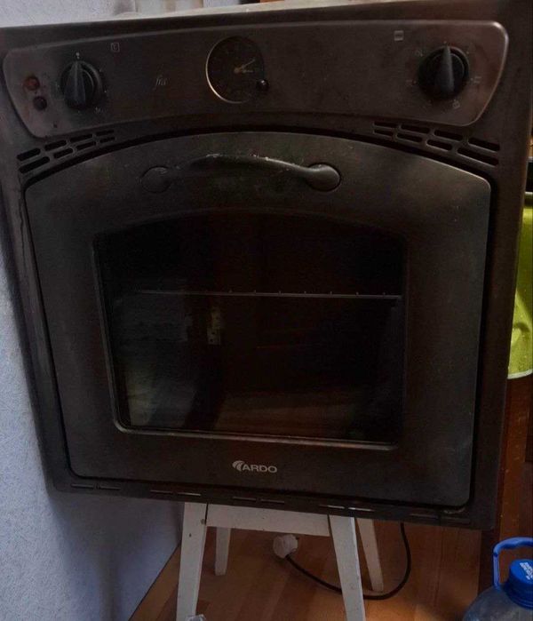 Кухонні шафи, варочна газова поверхня, піч електрична бу.