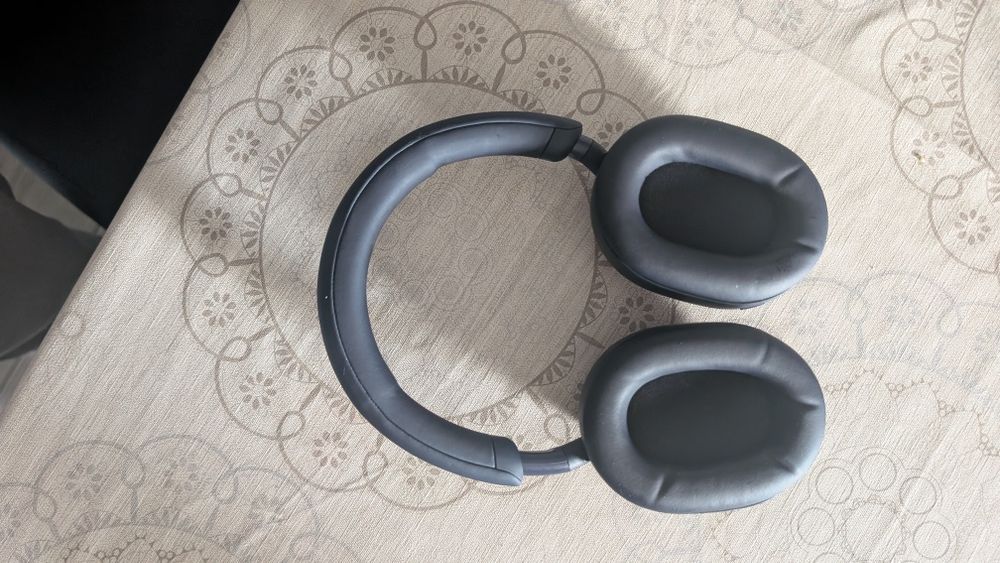 Sony WH-1000XM5.