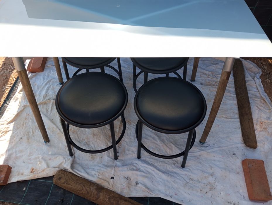 Conjunto de mesa e bancos de cozinha