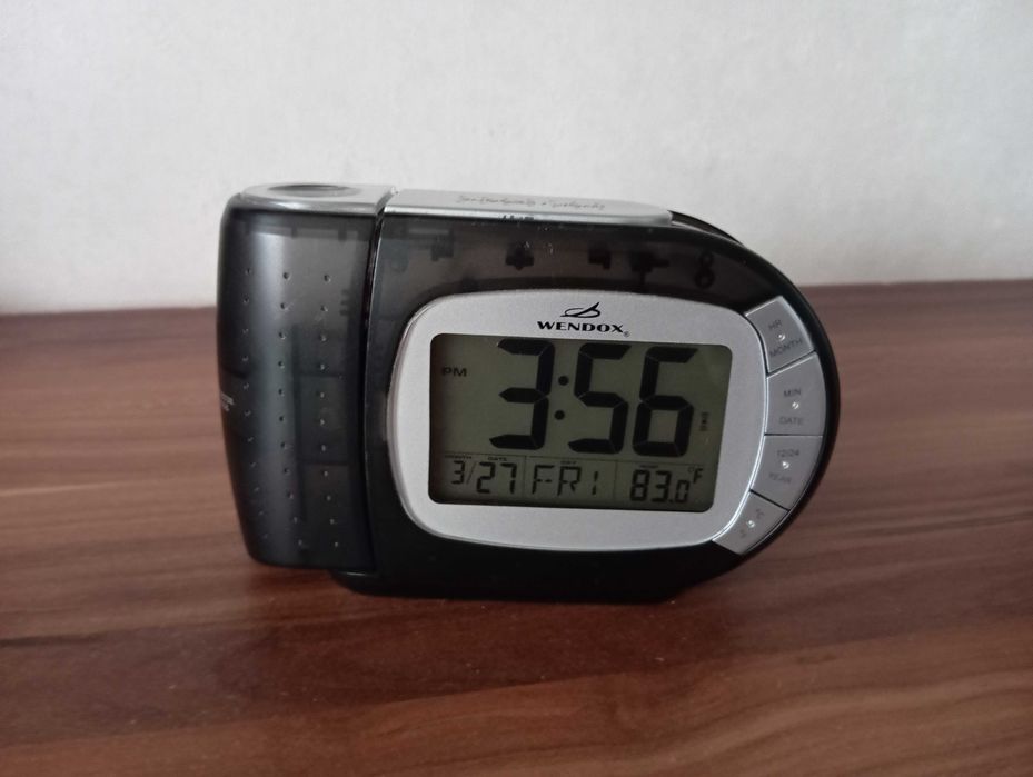 Часы-будильник Wendox с подсветкой и проектором времени на потолок