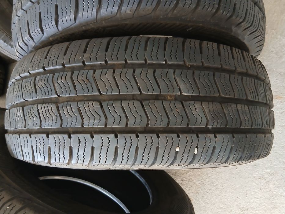 2 Pneus 215/65R15 C Barum seminovos
