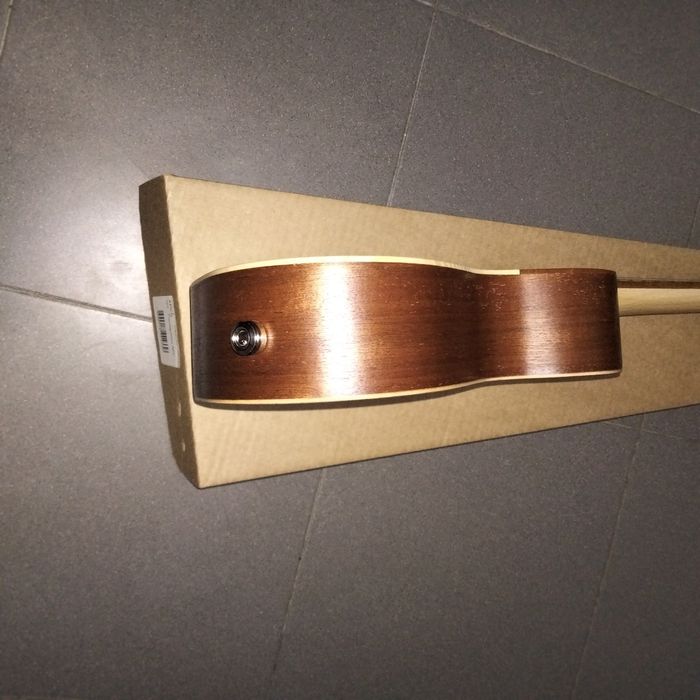 Cavaquinho meio tampo elétrico