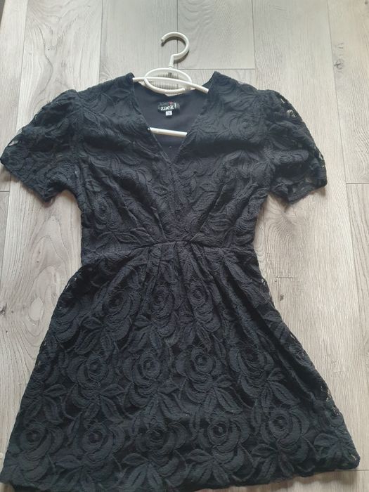 Mała czarna z koronką