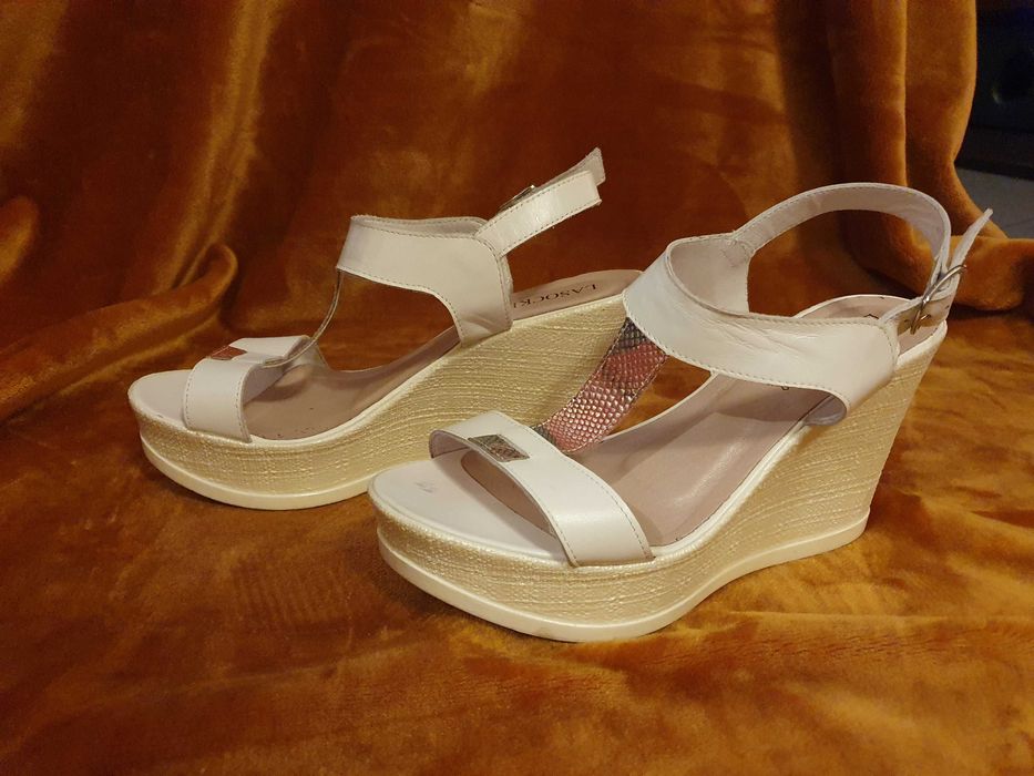 Buty na koturnie - Lasocki