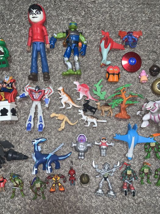 Різні фігурки персонажів