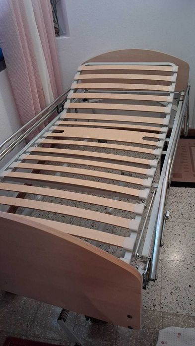 Cama articulada com grades rebatíveis e manivelas manuais (cabeceira e pés).