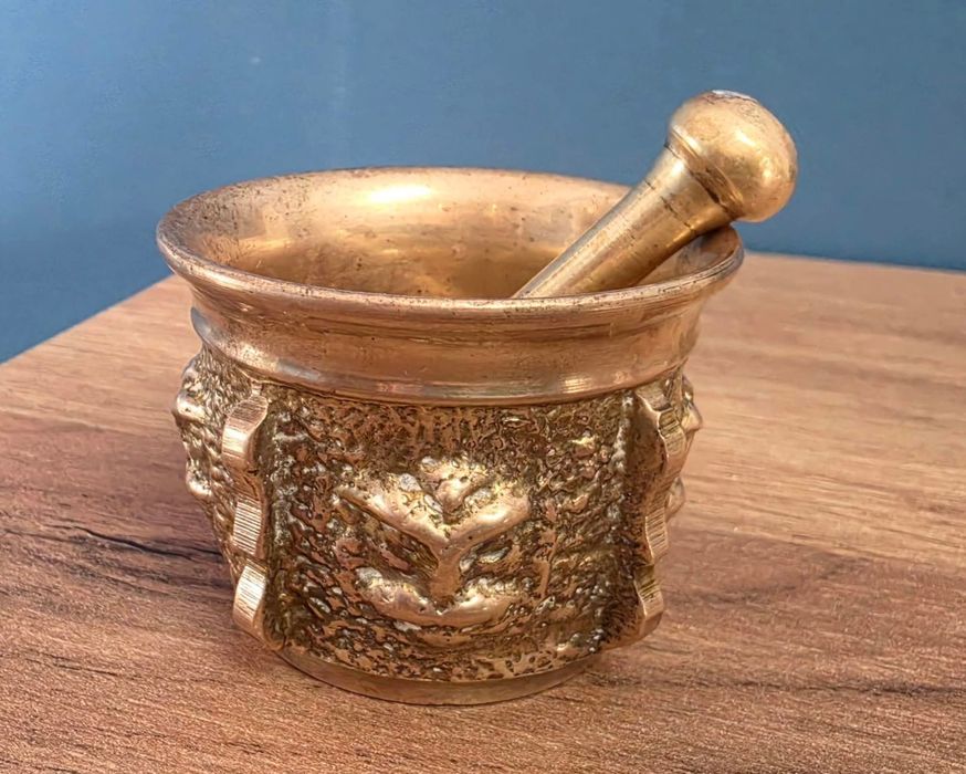 Almofariz antigo com pilão em bronze
