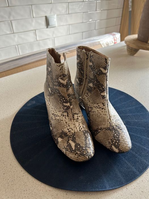 Botins usados com estampa serpente