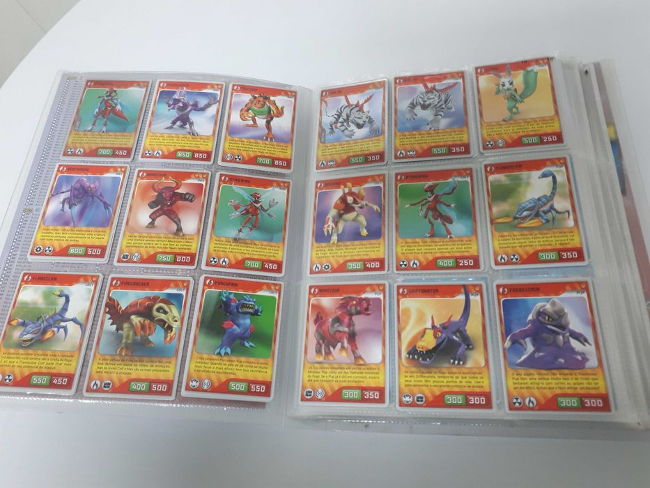 Jogo de cartas colecionáveis INVIZIMALS