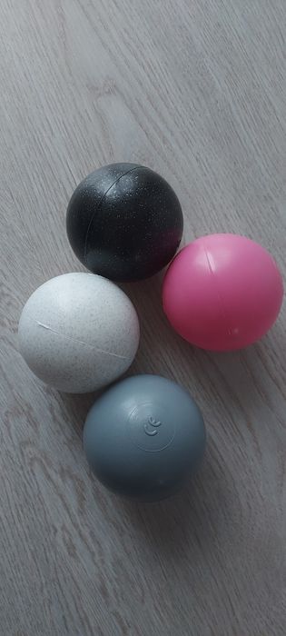 Suchy basen z piłkami