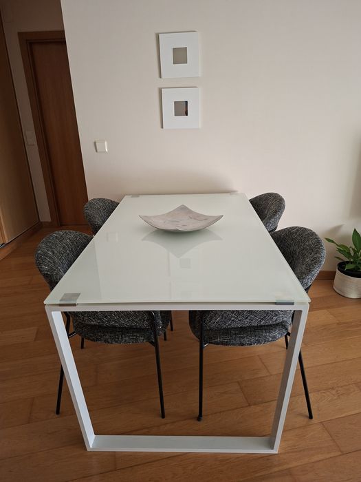 Mesa com 4 cadeias