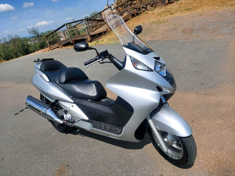 Honda Silver Wing 600 com 21.336 km e revisão feita