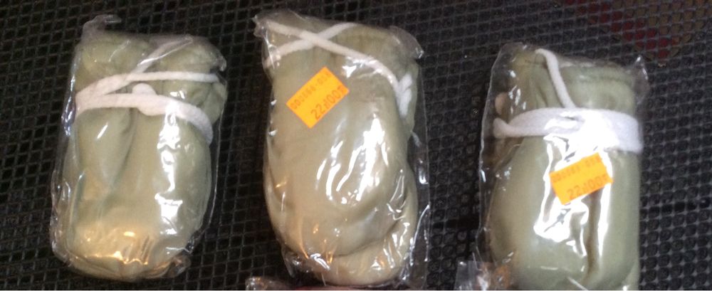 Rękawiczki niemowlęce na sznurku ortalion oliwka nowe