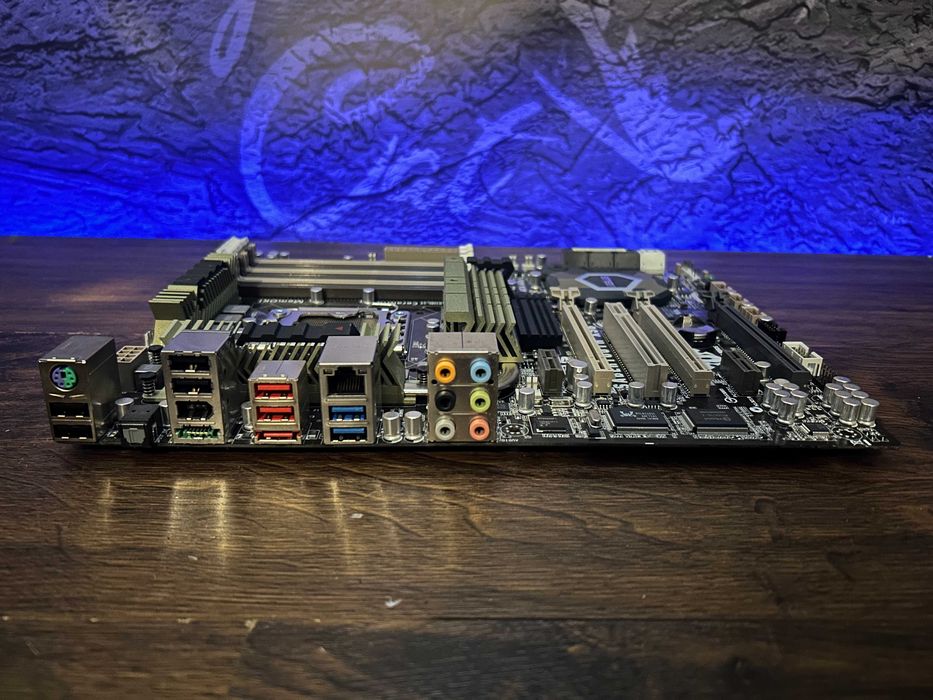 Как новая! Материнская плата ASUS SABERTOOTH X58 1366 сокет Гарантия!