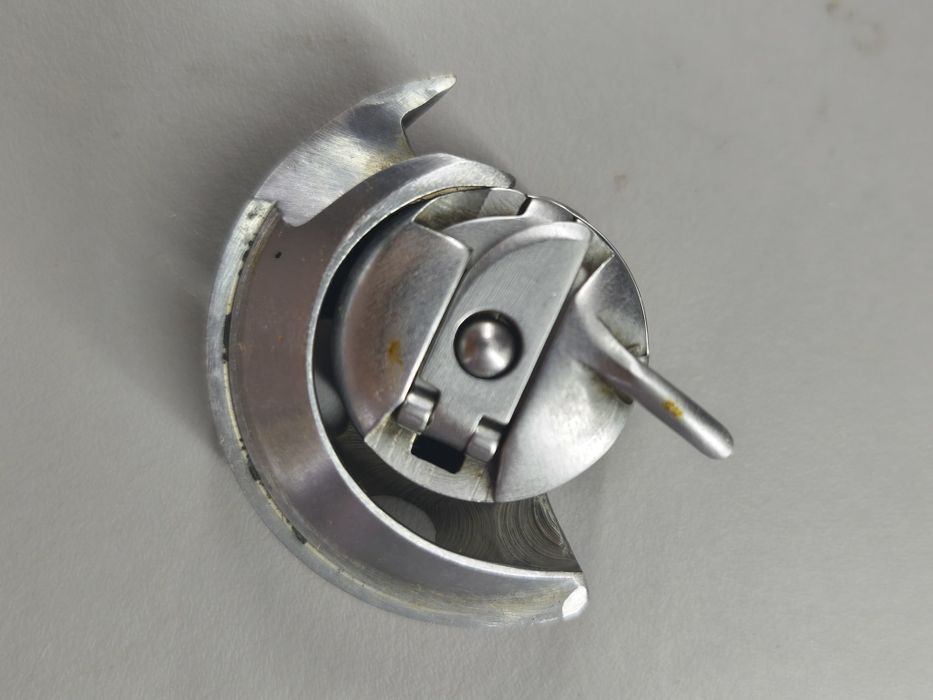 Челнок для швейної машинки