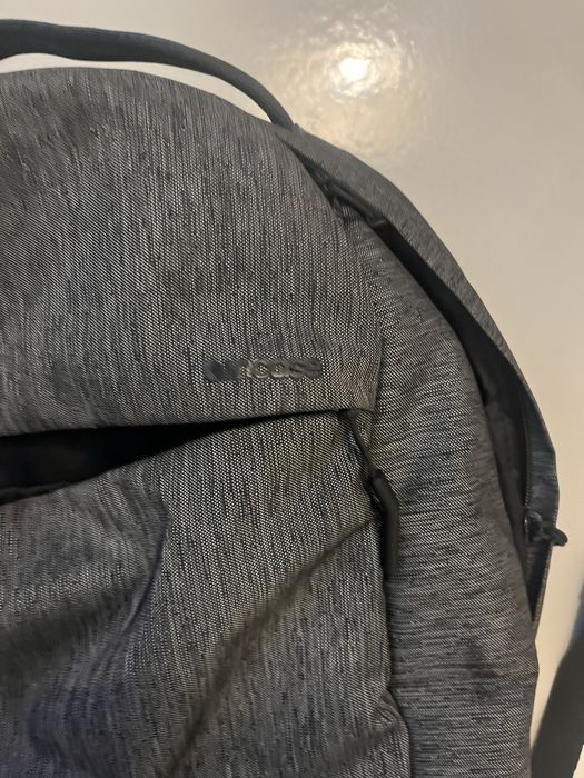 Mochila incase com compartimento para PC e bolso frontal