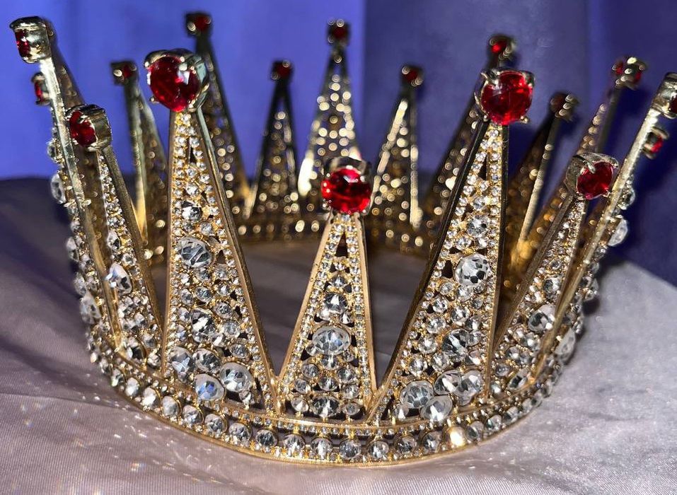 Блискучі тіари, корони, діадеми