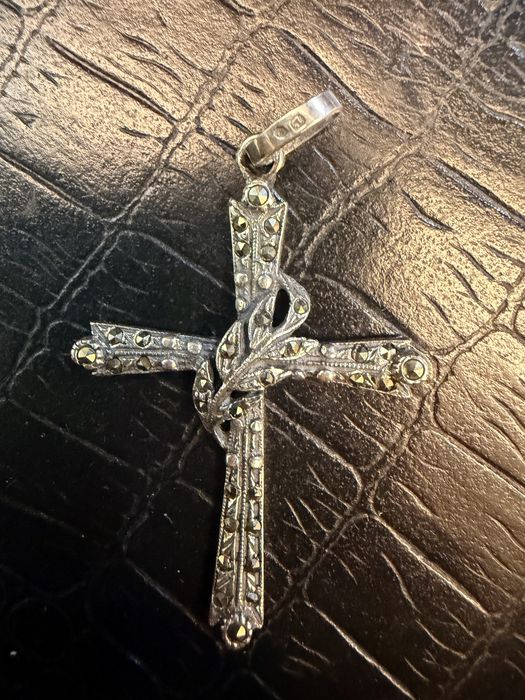Crucifico de prata com marcassites