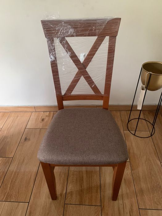 Nowe solidne krzesło do jadalni lub salonu