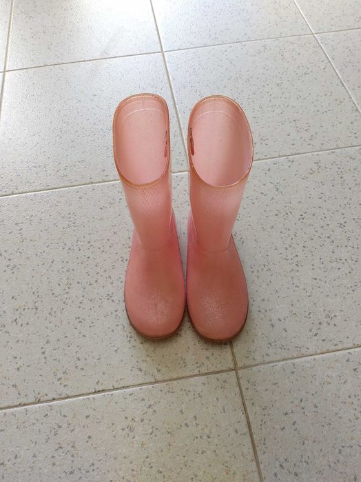 Botas de cano cor de rosa para crianças.