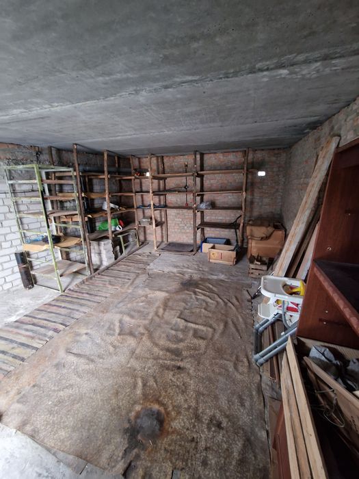 Продам гараж п горный геолог сзади дома 20 а
