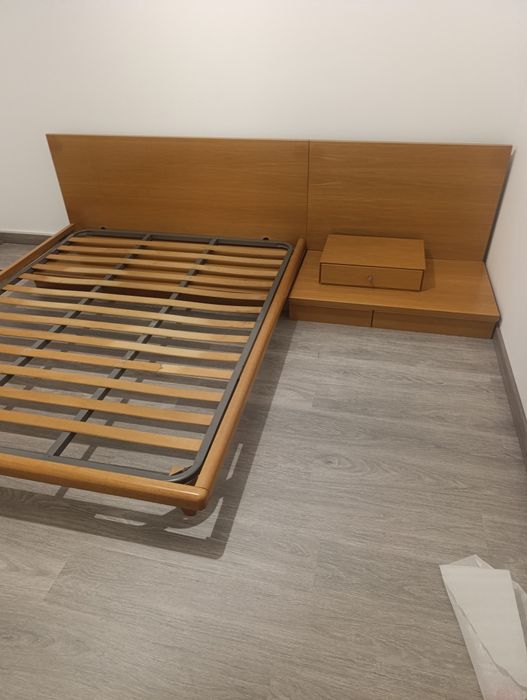 Cama de casal, em bom estado