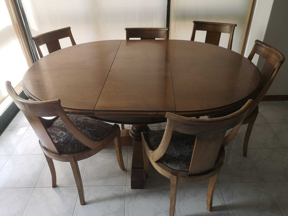 Mesa de Jantar Extensível em Madeira Maciça + 6 Cadeiras e Aparador com Cristaleira em Madeira Maciça – Estilo Clássico