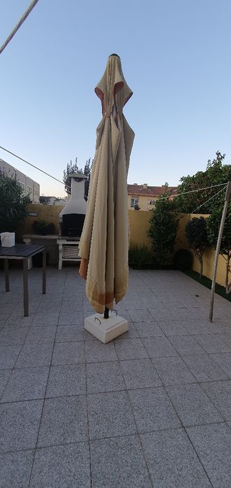 Guarda sol de grandes dimensões